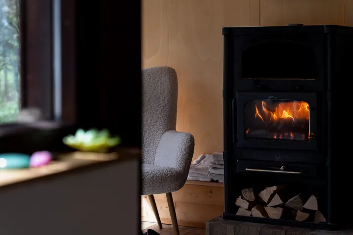 Der Raum von Loving Hands mit warmem Feuer im Ofen.