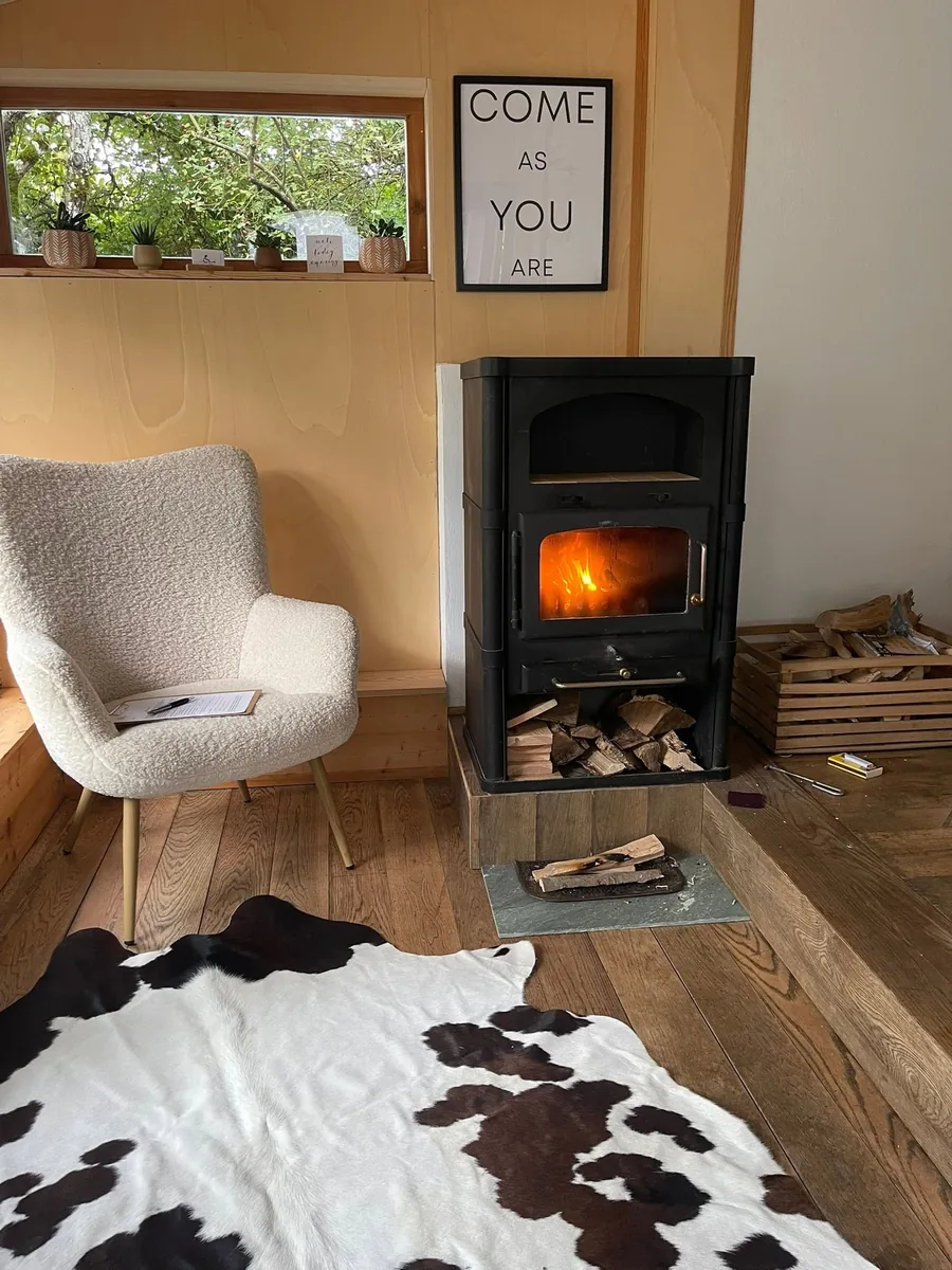 Warmer Ofen im Behandlungsraum von Loving Hands.